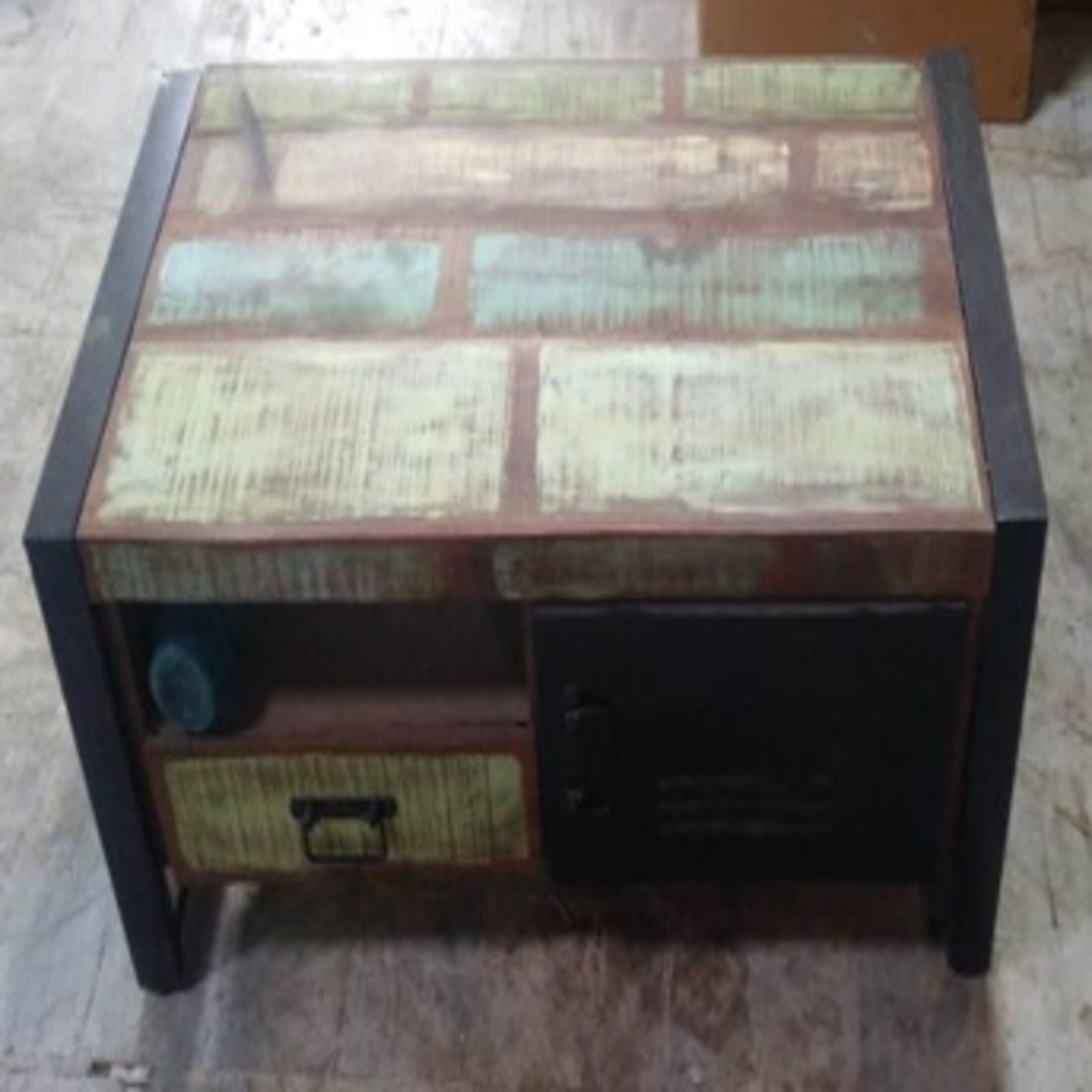 TV- Schrank im rustikalen Design